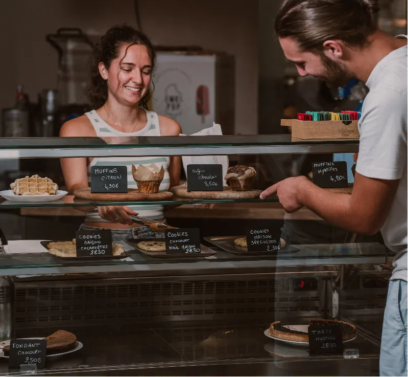 Client qui commande au coffee shop